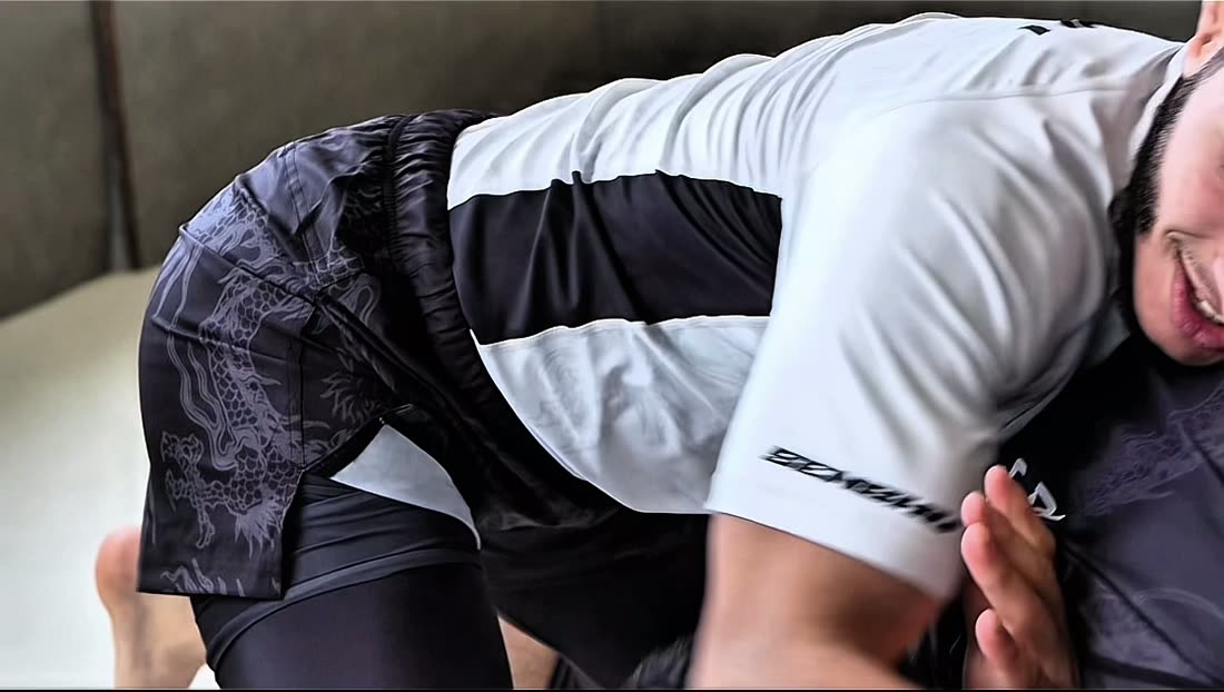 Entraînement de jiu-jitsu en tenue Senshu