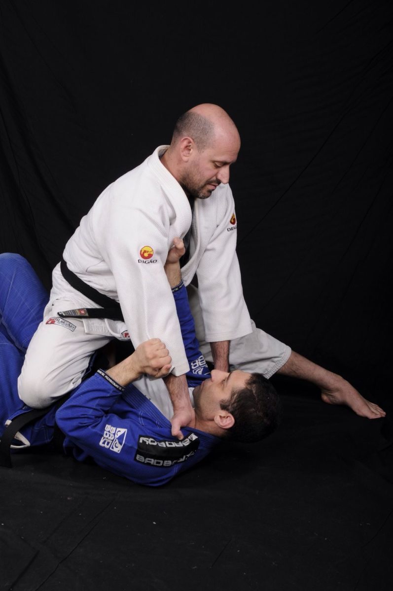 Démonstration d'une clé de bras en jiu-jitsu brésilien