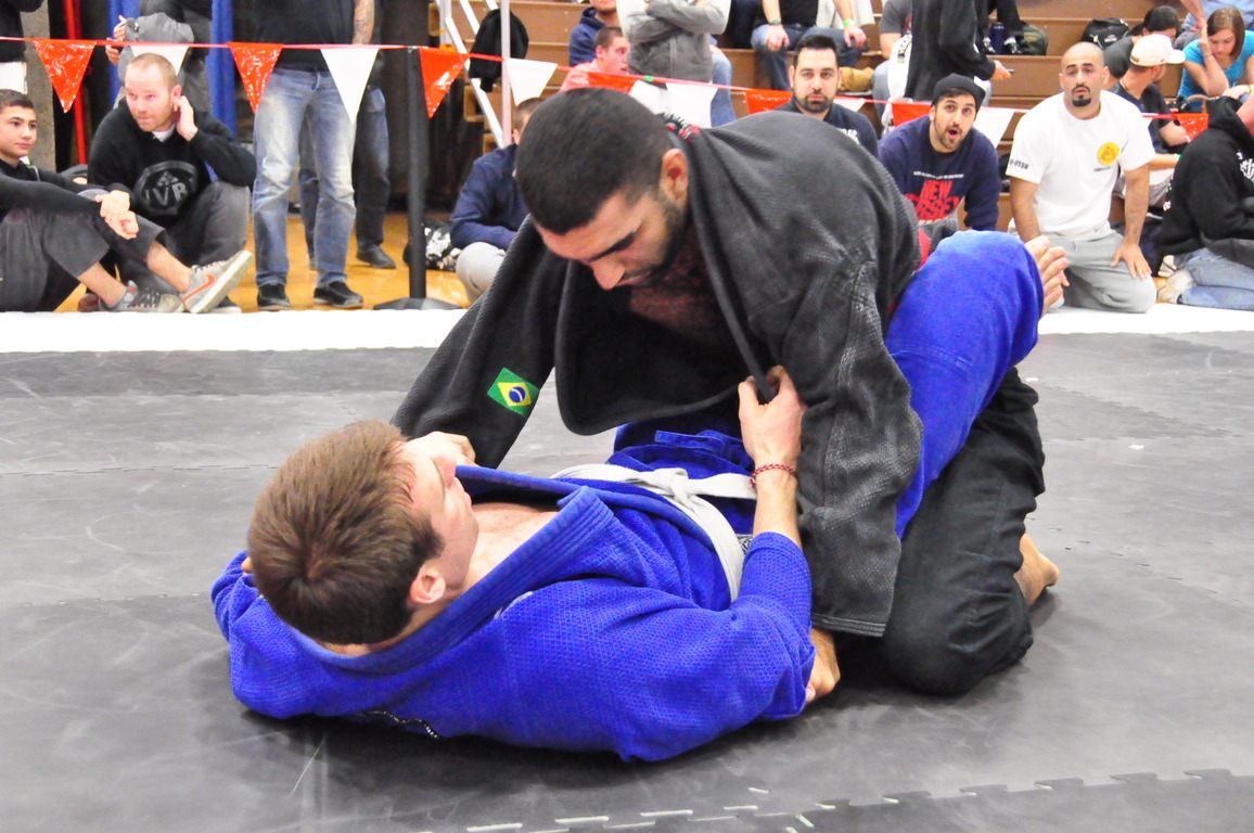 Combat en kimono lors d'une compétition de jiu-jitsu brésilien