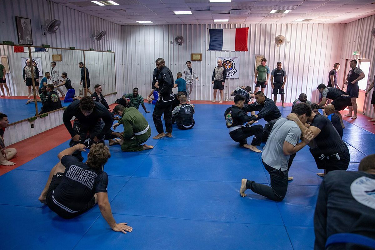 Cours collectif de jiu-jitsu brésilien dans une salle d'entraînement