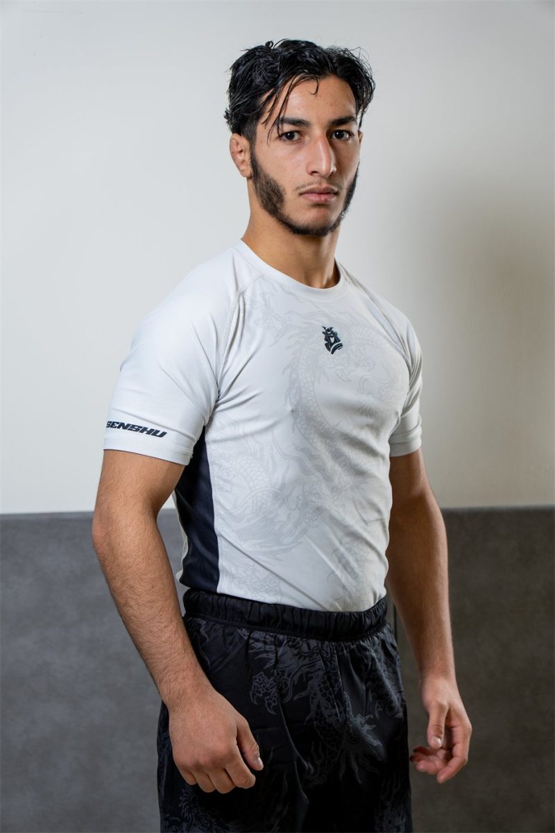 Rashguard Senshu ligne blanche porté de face