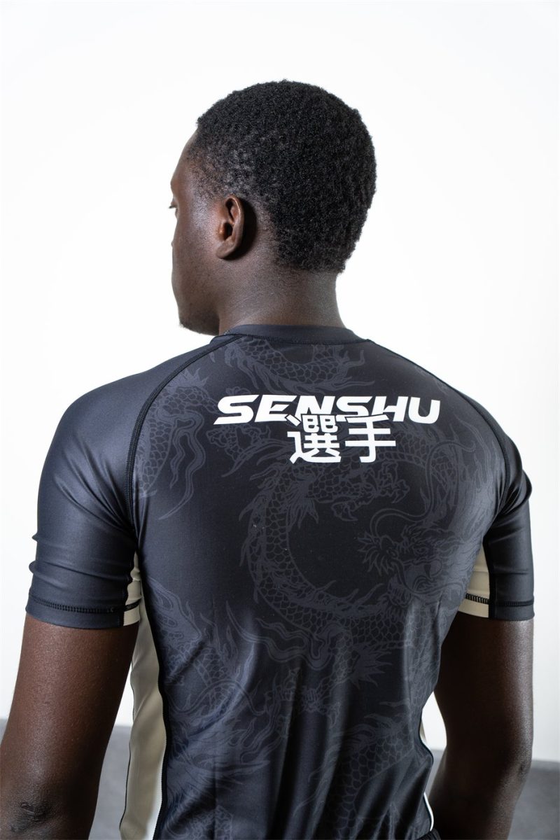 Dos d'un rashguard Senshu, emplacement du logo de club