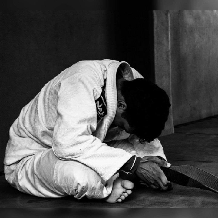 Pratiquants en seiza au bord du tatami avant le cours